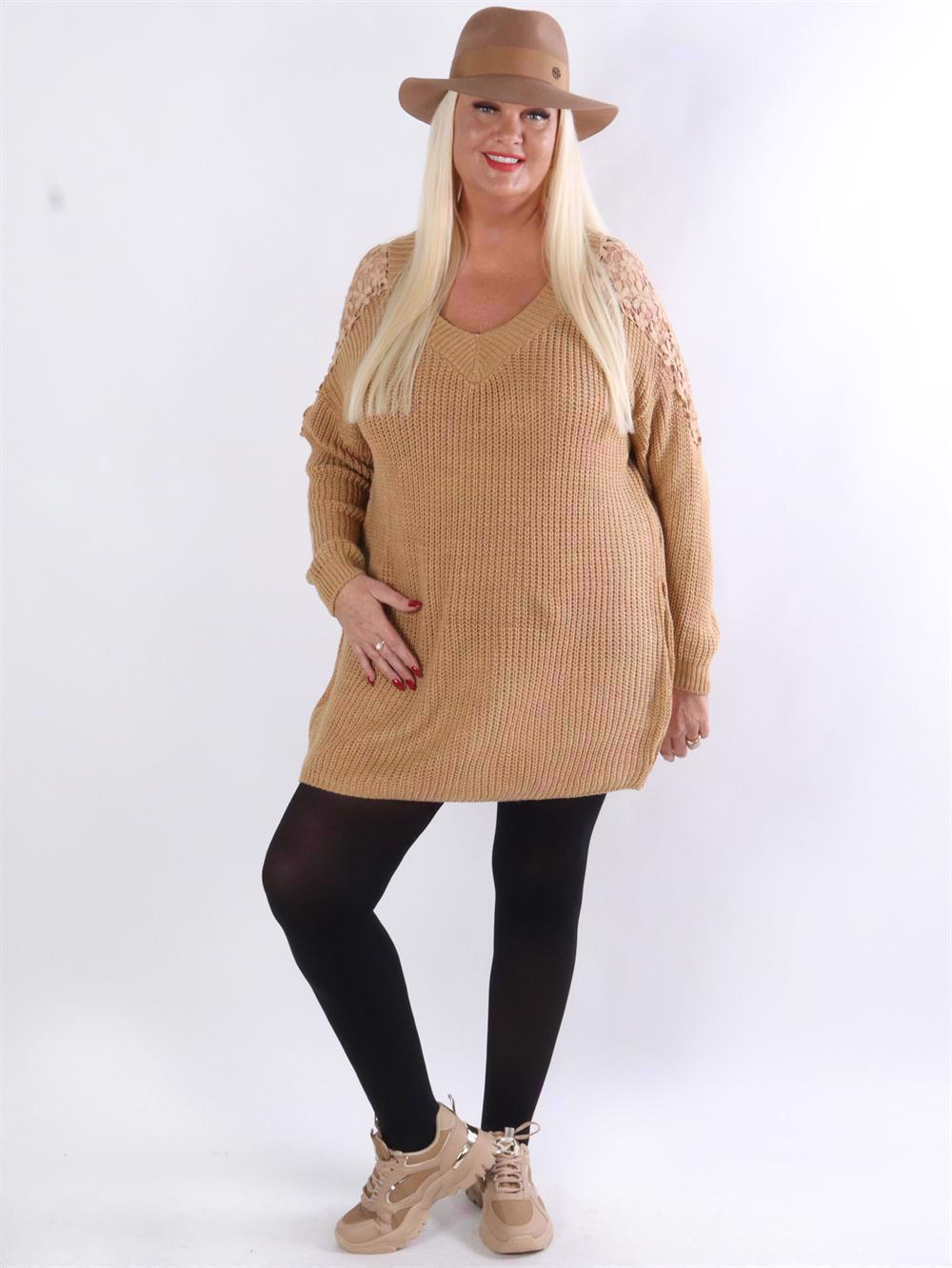 Kit - Strikkjole med broderinger på skuldrene